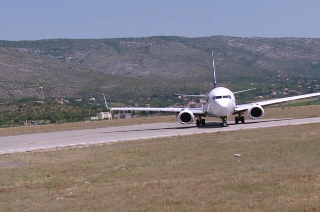 Na mostarski aerodrom prinudno sletio avion, niko od putnika nije povrijeđen