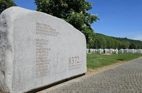 Na ulicama Srebrenice policajci sa dugim cijevima i specijalna jedinica MUP-a RS