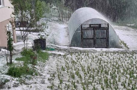 ŽESTOKO NEVRIJEME SE SRUČILO NA GRAD U BiH: Sve se bijeli od leda