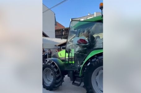 Maturant iz Brčkog privukao pažnju na društvenim mrežama: Traktorom došao na maturu (VIDEO)
