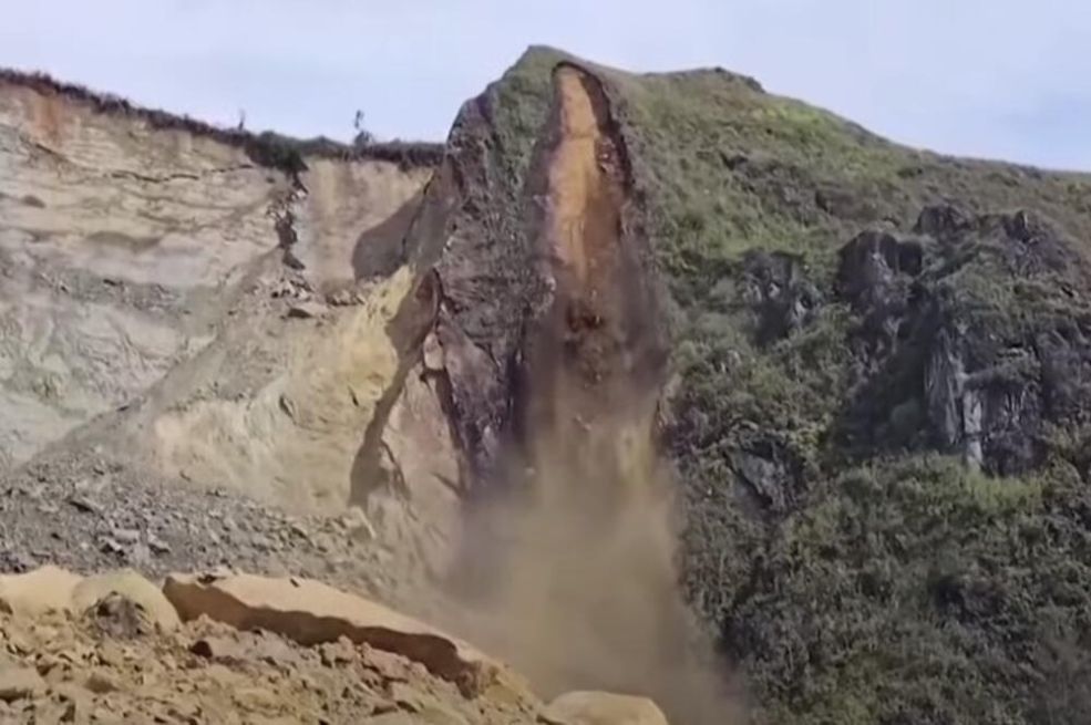 HAOS! Klizište koje se aktiviralo zatrpalo je najmanje 150 kuća, životi ljudi su ugroženi (VIDEO)