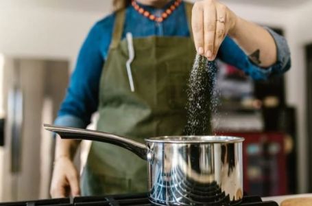 Znate li kada se i kako soli hrana? Pravila nisu ista za sve, na luk posebno obratite pažnju
