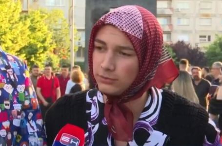 HIT SNIMAK: Momak na maturu došao obučen kao baka, sa sobom poveo i svoja dva "UNUKA" (VIDEO)