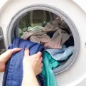 Naučite jednom zauvijek kako se pere šareni veš: Mnogi prave 1 grešku, zbog toga ostaju bijele fleke