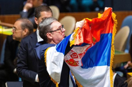 IAKO JE PREDSTAVLJEN KAO SUPERHEROJ U SRBIJI - UN: Niko nije tražio Vučiću da skine sa sebe zastavu!