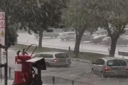 NEVRIJEME "POTOPILO" GRAD U SRBIJI: Ogromna količina vode se sručila iz čista mira, sve poplavljeno