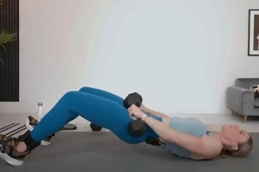 PRŽI SALO i zateže kožu! Trening s preko 22 MILIONA PREGLEDA: Traje 5 MINUTA, a ne morate u teretanu