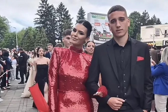 Maturanti RASPAMETILI cijeli region: Djevojke šetaju korzom u ZANOSNIM HALJINAMA, a tek mladići