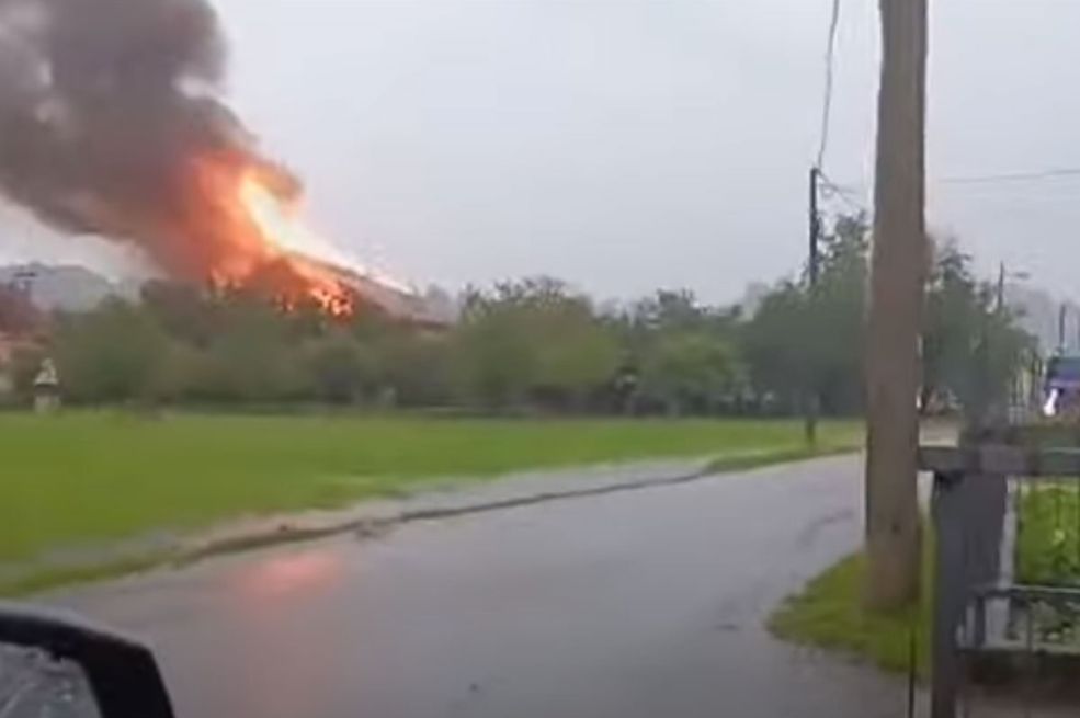 Grom zapalio kuću, automobili "plivaju" u vodi: Snažno nevrijeme paralisalo region (VIDEO)