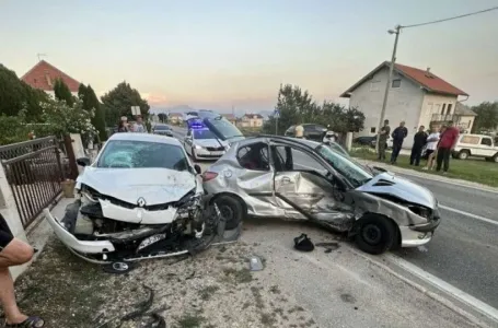 Saobraćajna nesreća u BiH: Sudar teretnog i tri putnička vozila, povrijeđene dvije osobe