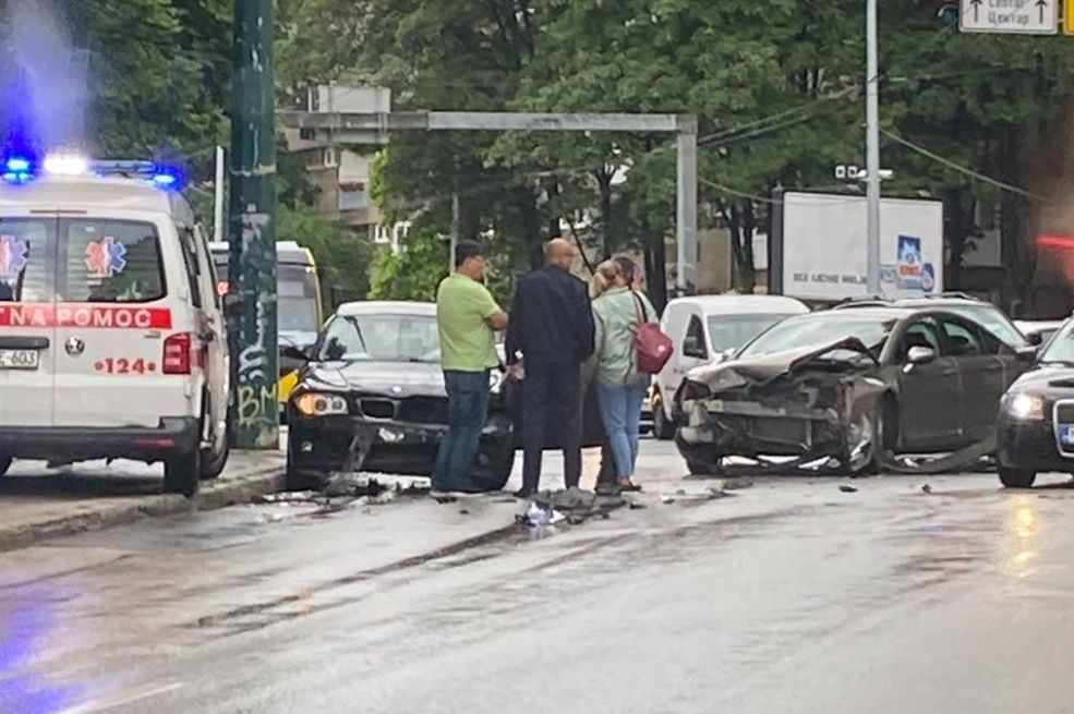 Haos na Grbavici: U nesreći demolirana dva automobila