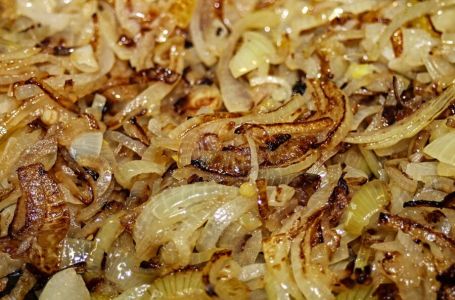 DOVOLJAN JE SAMO PRSTOHVAT: Slavni kuhari dodaju ovaj sastojak dok prže luk, DAJE MU VRHUNSKI UKUS