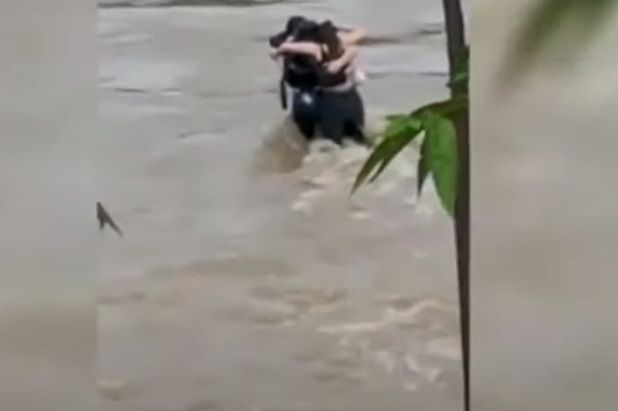 Potresne scene: Troje mladih se grli kako bi se spasili, potom su nestali u bujici (VIDEO)