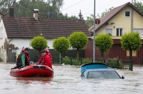 Teško stanje u Njemačkoj: Zbog olujna nevremena izlile su se rijeke, popustile brane (VIDEO)