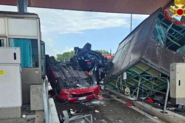 Stravična nesreća u Italiji: Zaletio se automobilom u naplatnu kućicu, ima poginulih