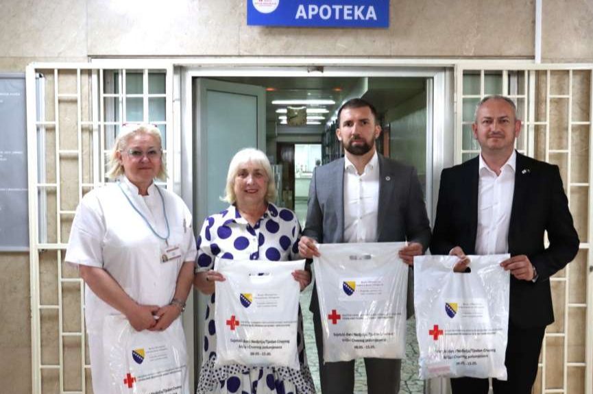 Federalno ministarstvo rada i socijalne politike i Crveni križ daruju novorođenčad u porodilištima