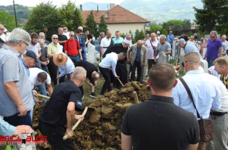Klanjana dženaza velikanu glume Harisu Burini, na posljednjem ispraćaju bilo stotinjak ljudi