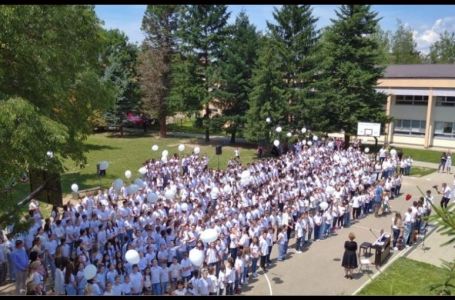 Snimak rasplakao regiju: Učenici bh. škole otpjevali pjesmu za pedagogicu koja je tragično stradala