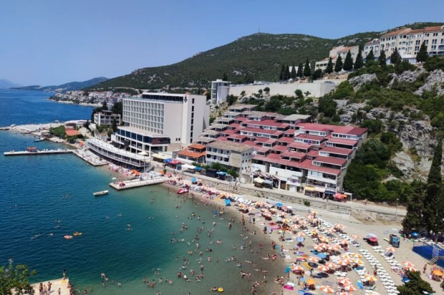 CIJENE LETE U NEBO: Brojni turisti stigli u Neum, dočekalo ih je neugodno iznenađenje...