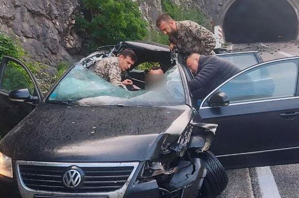 Vojnici Oružanih snaga spasili vozača u teškoj nesreći kod Mostara