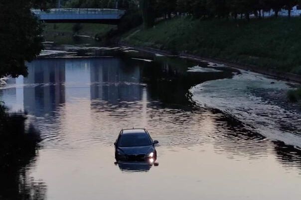 Nevjerovatan slučaj u Sarajevu: Sa Škodom ušao u Miljacku i ostavio automobil u rijeci (VIDEO)
