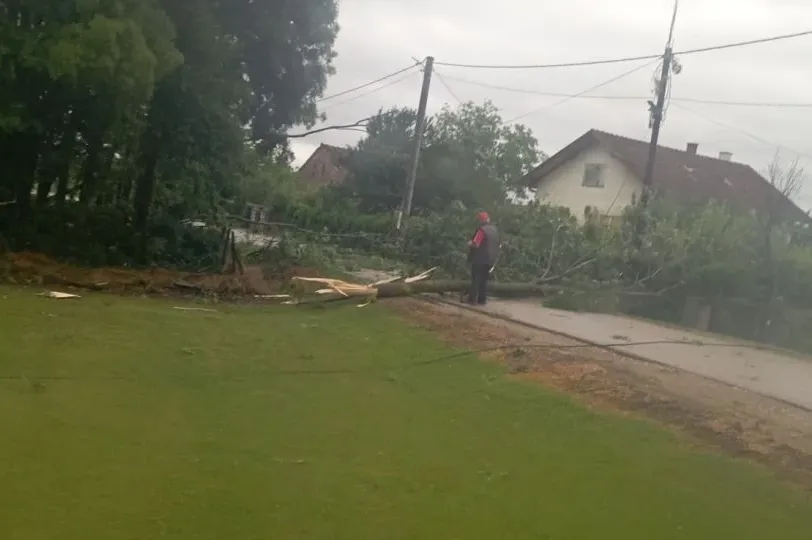 Jako nevrijeme pogodilo bh. grad: Na kućama oštećeni krovovi (FOTO)