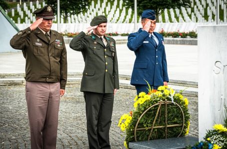 Komandant NATO štaba odao počast žrtvama genocida u Srebrenici