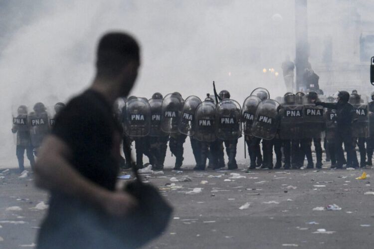 Haos u Buenos Airesu: Suzavac i vodeni topovi protiv demonstranata