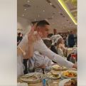 Konobar iz Niša za desetak sati dobio 50.000 lajkova: Pogledajte kako je uslužio svoje goste