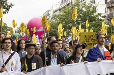 Hiljade ljudi maršira u Francuskoj na protestima protiv krajnje desnice