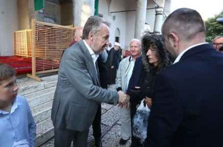 Bakir Izetbegović čestitao Bajram vjernicima ispred Begove džamije, podijelio i bajramluk