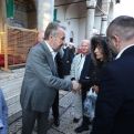 Bakir Izetbegović čestitao Bajram vjernicima ispred Begove džamije, podijelio i bajramluk