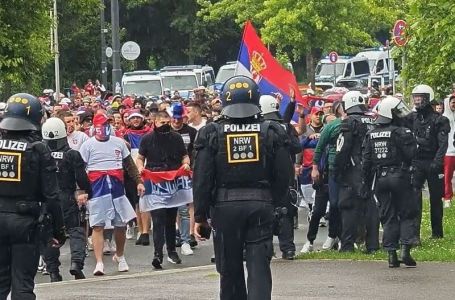 Navijači Srbije u korteu krenuli na stadion, Englezi skandirali "Albanija, Albanija": OVO JE ODGOVOR