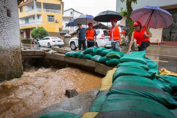 Deset nestalih u poplavama na jugu Kine, sjever trpi rekordnu vrućinu