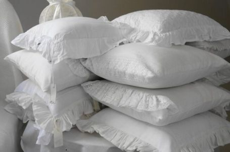 Kako oprati požutjele jastuke? Jednostavan trik briše fleke kao gumicom