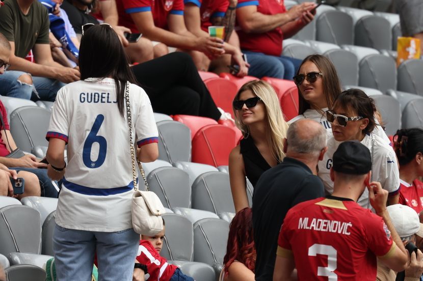 CECA U NJEMAČKOJ BODRI SRBIJU: Pogledajte kako su Anastasija i ona ušetale u Allianz Arenu (FOTO)