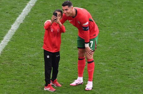 Dječak prekinuo meč Turske i Portugala da se slika s Ronaldom: Pogledajte reakciju fudbalera