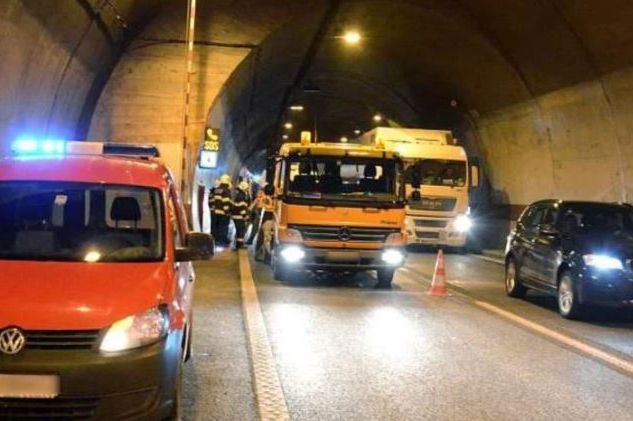 Zapalilo se vozilo u tunelu prema Makarskoj: Gorio automobil bh. tablica