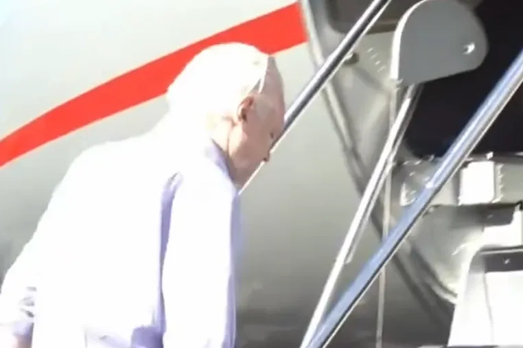 Assange SE UKRCAO U AVION Napustio zatvor u Velikoj Britaniji, ovako sada izgleda (VIDEO)