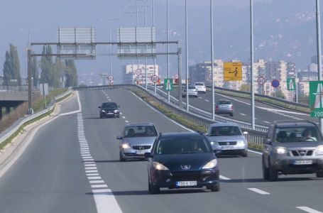 Na putevima u BiH saobraćanje bez vanrednih ograničenja, frekvencija vozila umjerena