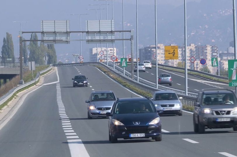 Na putevima u BiH saobraćanje bez vanrednih ograničenja, frekvencija vozila umjerena