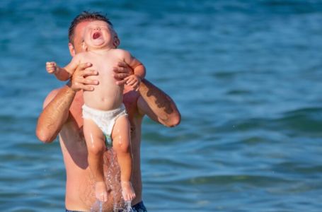 Pedijatar dao jasne upute o ljetovanju roditeljima malih beba i izazvao lavinu negativnih komentara