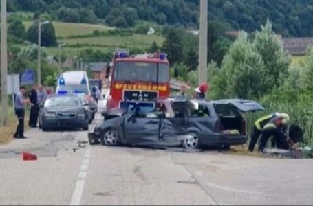 Tragedija u Bihaću: U saobraćajnoj poginule dvije osobe, vatrogasci pokušavaju izvući tijela