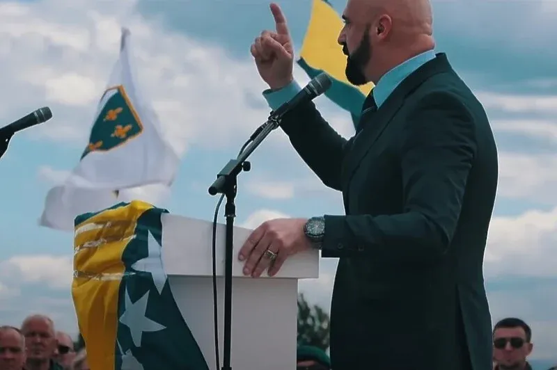 Ramo Isak odgovorio članici CIK-a na kritike zbog zastave s ljiljanima u spotu: Boga mi, nećete