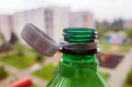 Boce s neodvojivim čepovima cijelo smo vrijeme krivo otvarali, evo kako je pravilno
