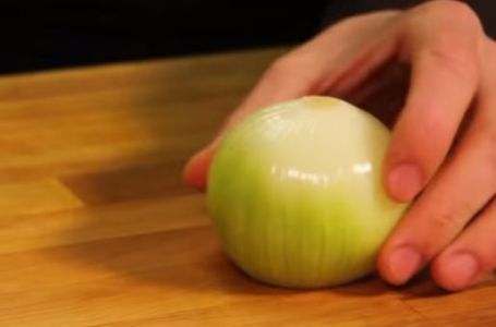 Više nikada nećete PUSTITI SUZU dok siječete luk: Probajte ovaj TRIK profesionalnih kuvara