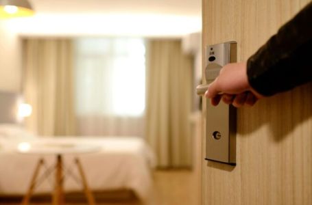 Stjuardesa savjetuje da pri ulasku u hotelsku sobu bacite flašu vode pod krevet: Evo i zašto