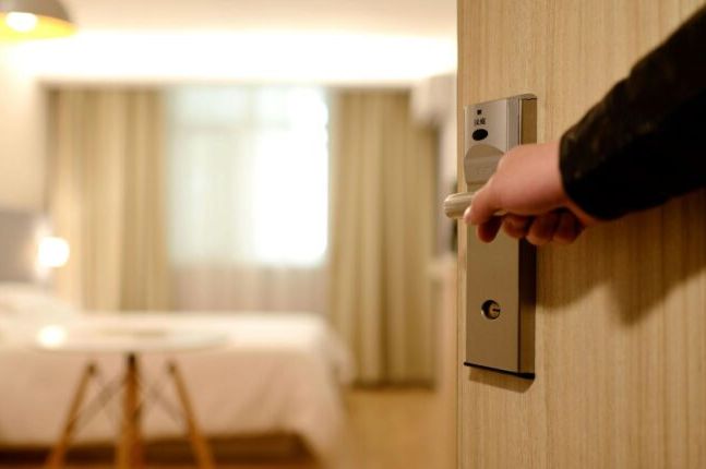 Stjuardesa savjetuje da pri ulasku u hotelsku sobu bacite flašu vode pod krevet: Evo i zašto