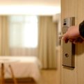 Stjuardesa savjetuje da pri ulasku u hotelsku sobu bacite flašu vode pod krevet: Evo i zašto