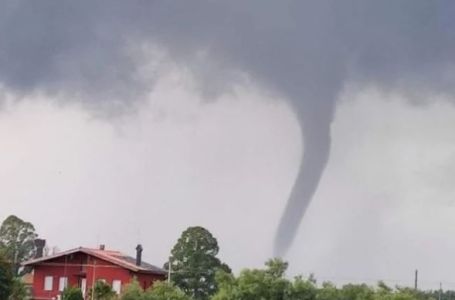 DA LI JE OVO TORNADO? Građani Srbije u šoku, snimili misteriozni vrtlog usred grada